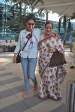 Sonakshi Sinha, Poonam Sinha snapped at airport on 27th Feb 2012 (25).JPG